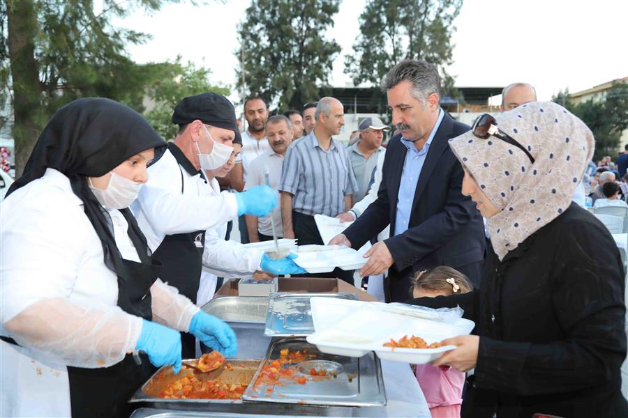 BAYRAKLI’DA BİNLER İFTAR SOFRALARINDA BULUŞUYOR